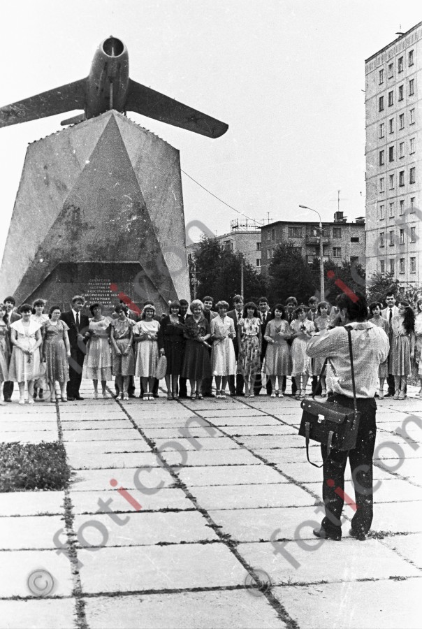 Vor dem Denkmal der Sowjetpiloten | In front of the monument to the Soviet pilots